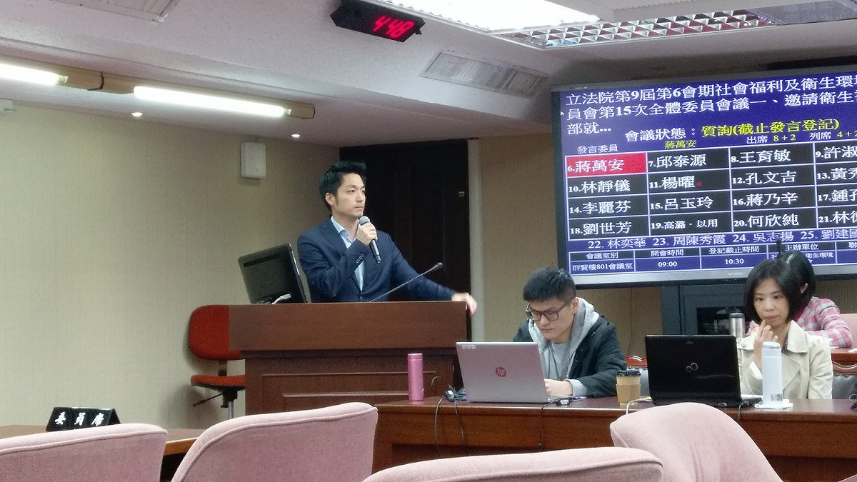 蔣萬安就公投議題詢問陳時中。 圖：陳佩君／攝