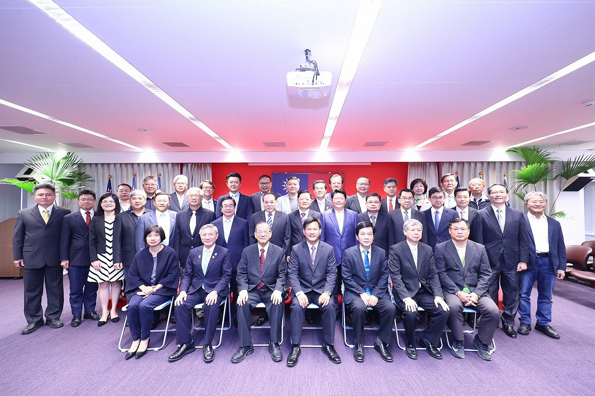 林佳龍市府團隊提早拍畢業照。 圖：台中市政府/提供