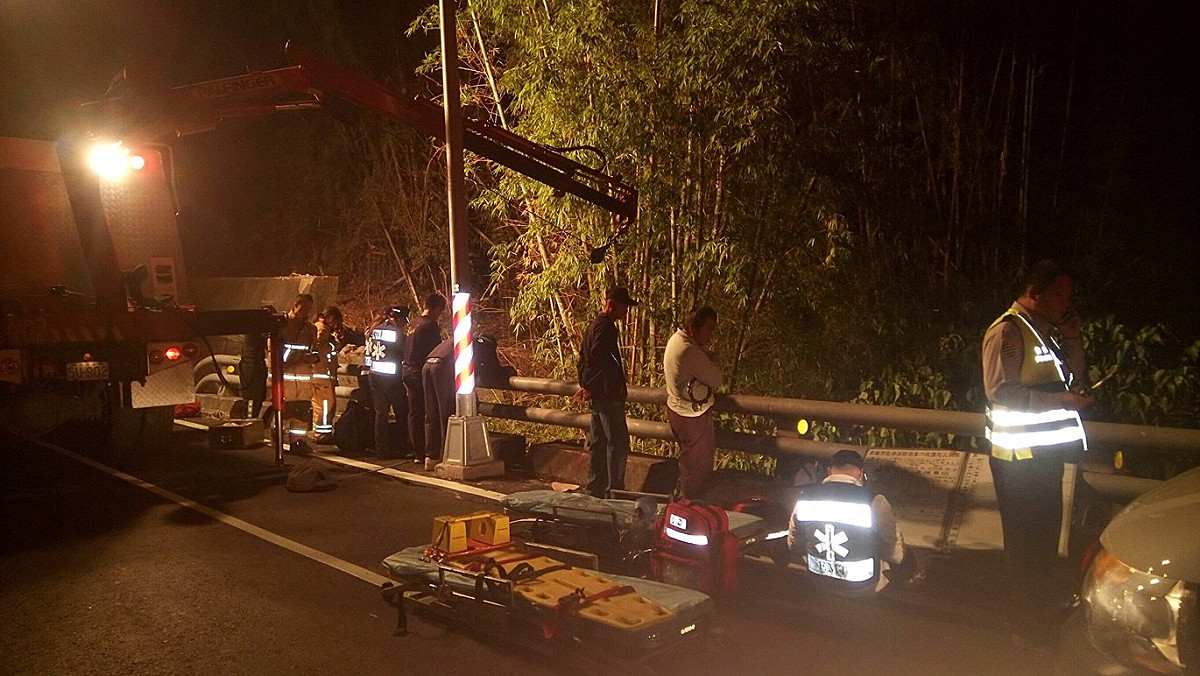 內門消防分隊將4人送醫，但副駕駛座上的女子傷勢嚴重，當場已無呼吸心跳，駕駛郭姓男子傷勢不輕。 圖：翻攝自網路
