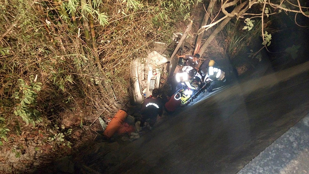 一名郭姓男子駕駛自小客車載妻子與兩名友人，因不明原因失控擦撞山壁，再墜落6公尺深橋下。 圖：翻攝自網路