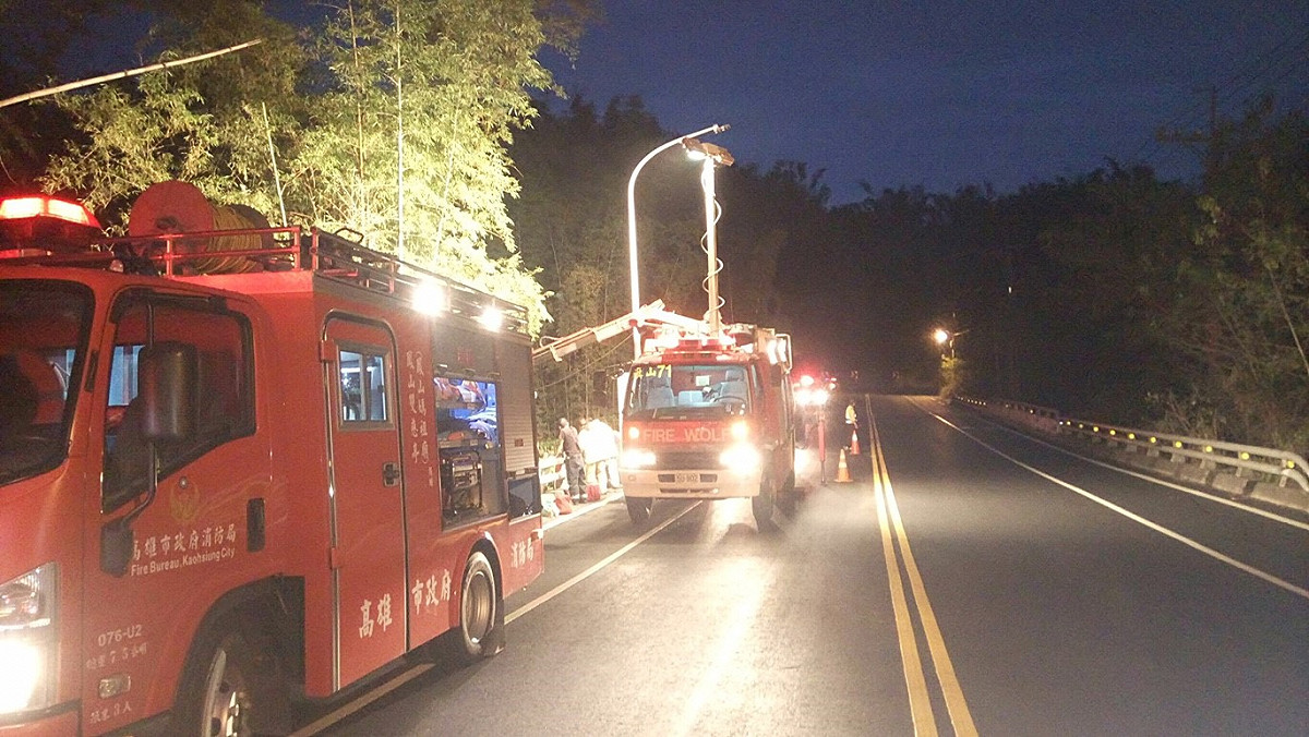 警方與消防隊救護人員趕到現場發現，一輛轎車墜落8號橋橋底，目測約6公尺深，2男2女受困車內，搜救人員立即出動破壞器材救人。 圖：翻攝自網路