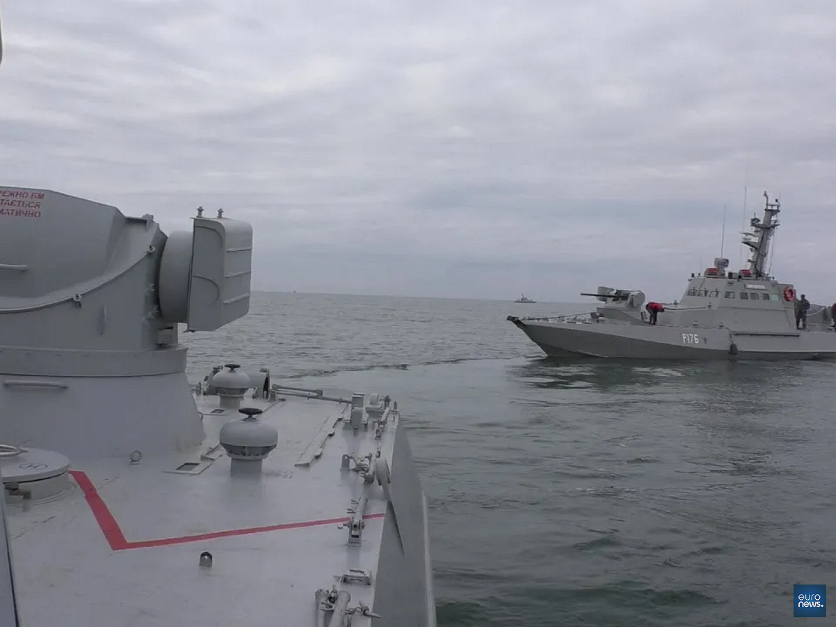 俄羅斯海軍昨天在克里米亞（Crimea）沿海，登上並扣留3艘烏克蘭船艇，理由是烏克蘭非法闖入俄羅斯的亞速海水域。 圖：翻攝自Youtube