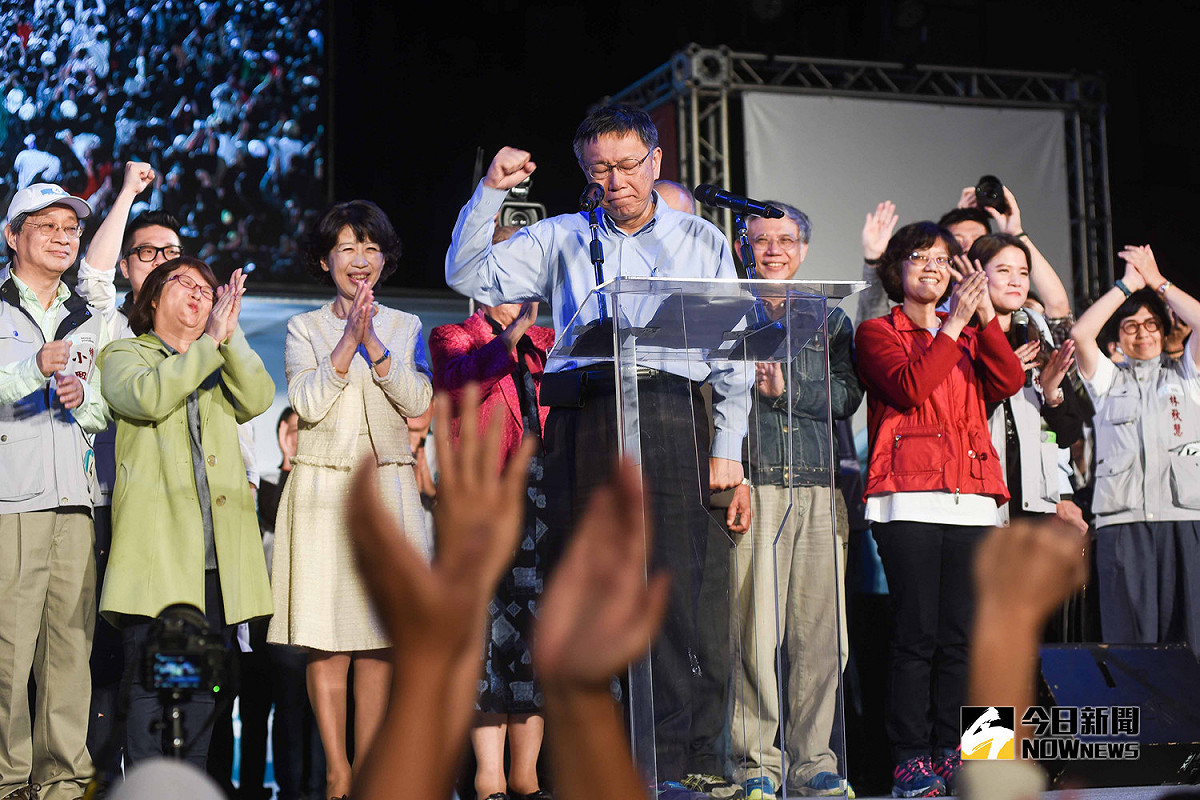 網友在 PTT 寫下祭品文，承諾只要柯 P 當選，每一則推文就捐 100 元做公益，最後累積超過 4000 推，換算得捐 40 萬元。