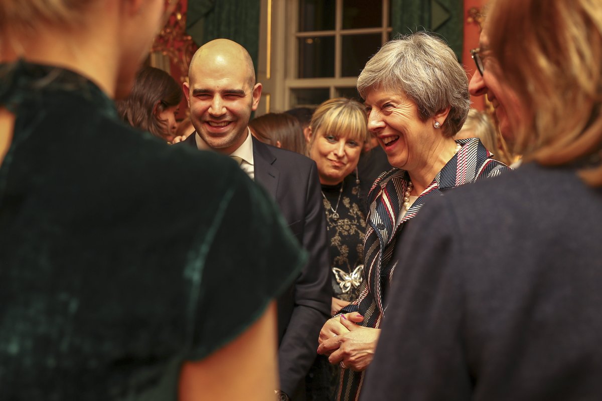 英國首相梅伊（右二）在向國會報告脫歐方案，爭取支持後，也在會後私下一一交換意見。 圖：翻攝英國首相官方推特