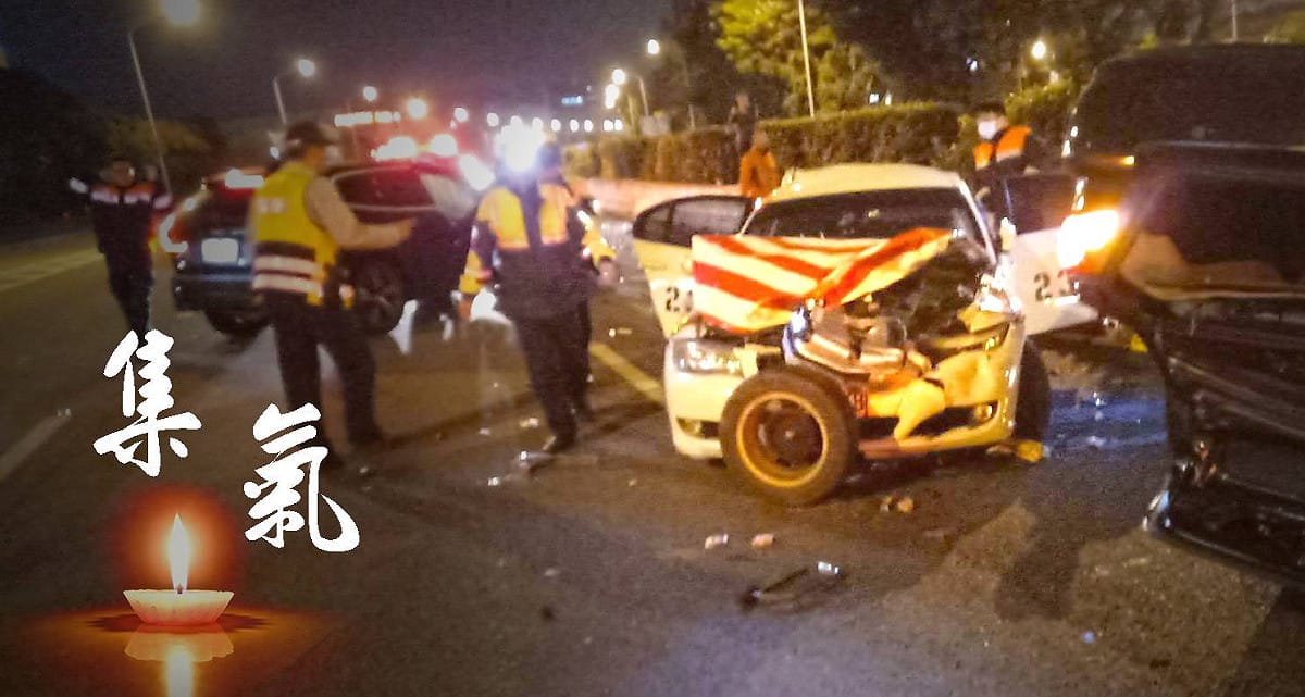 國道警楊梅分隊3名警員，上周五凌晨前往國1南下湖口路段，協助排除故障車輛，不料遭到後方高速行駛休旅車追撞。 圖：翻攝自國道公路警察局