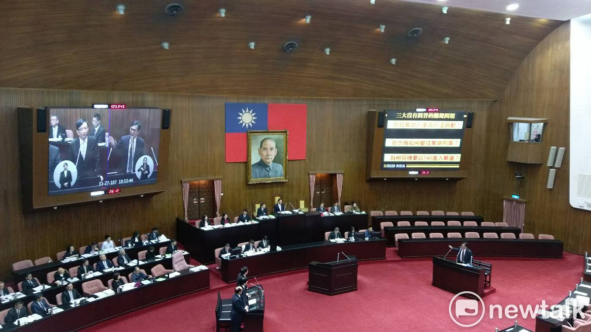 黃國昌詢問賴清德對專案報告打幾分？賴清德回說，該報告尚稱公正、客觀。 圖：陳佩君／攝