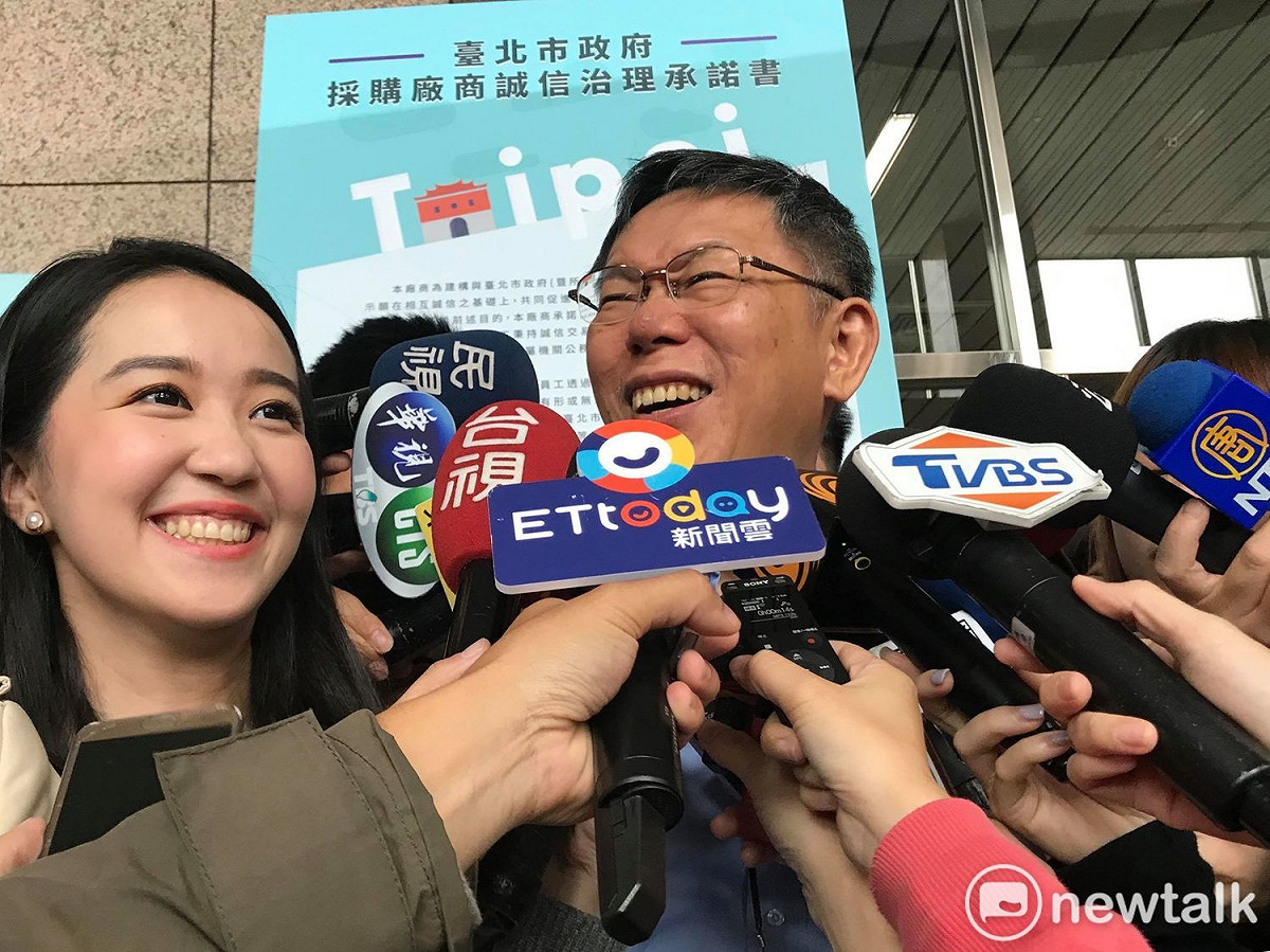 台北市長柯文哲今日嗆聲民進黨，很多事情都可以少掉，但就是太多算計、想來想去，「今天不是打柯文哲打到陣腳大亂，後來搞成今天這個局面，何必勒？」「我從頭到尾沒說我要選總統，大家是在搞什麼，看無勒」。 圖 : 周煊惠 / 攝