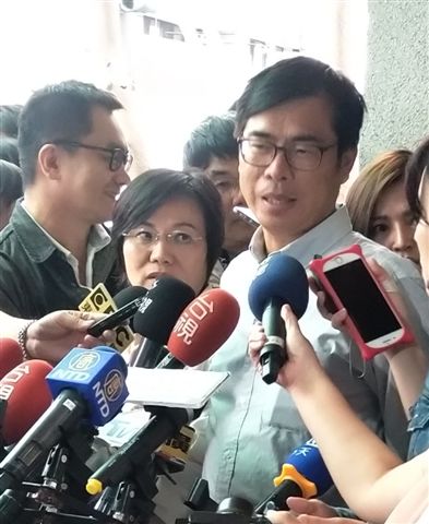 民進黨高雄市長選舉敗選後，陳其邁今天首度露面，對有人主張中生代接班及他是否入閣等，侃侃而談。 圖：金名／攝