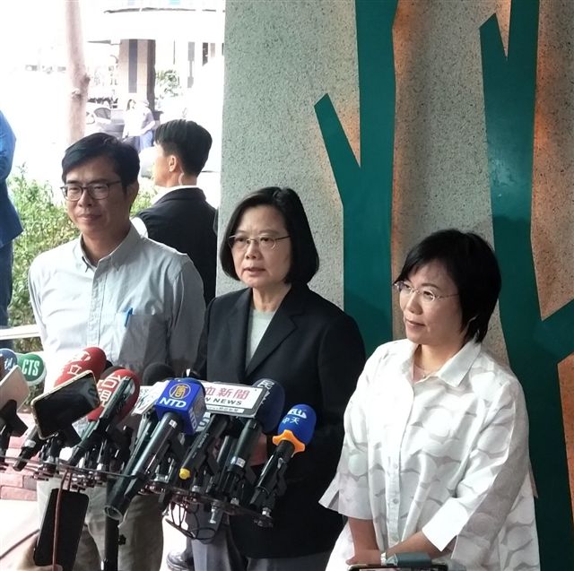 蔡英文總統今日出席陳其邁後援會會長座談，會後與陳其邁對連日來各方訊息揣測，接受媒體訪問時發表談話。 圖：金名／攝