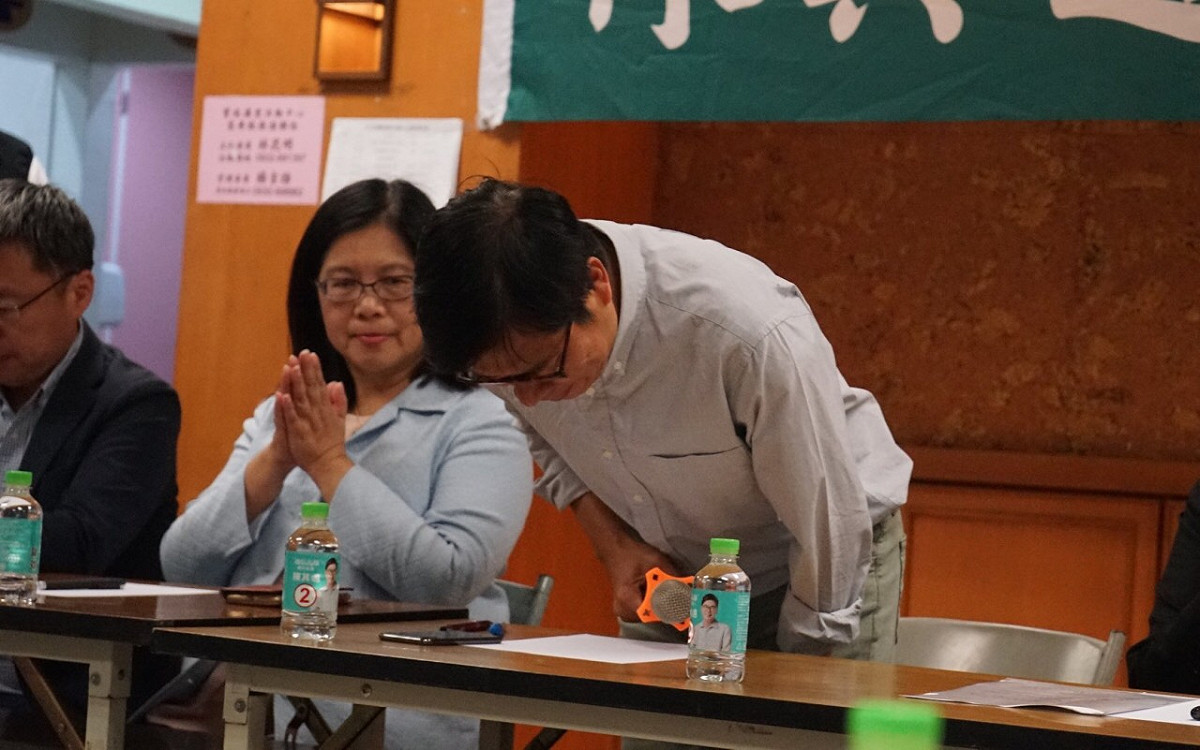 陳其邁向支持者鞠躬道歉。 圖 : 翻攝自陳其邁官網
