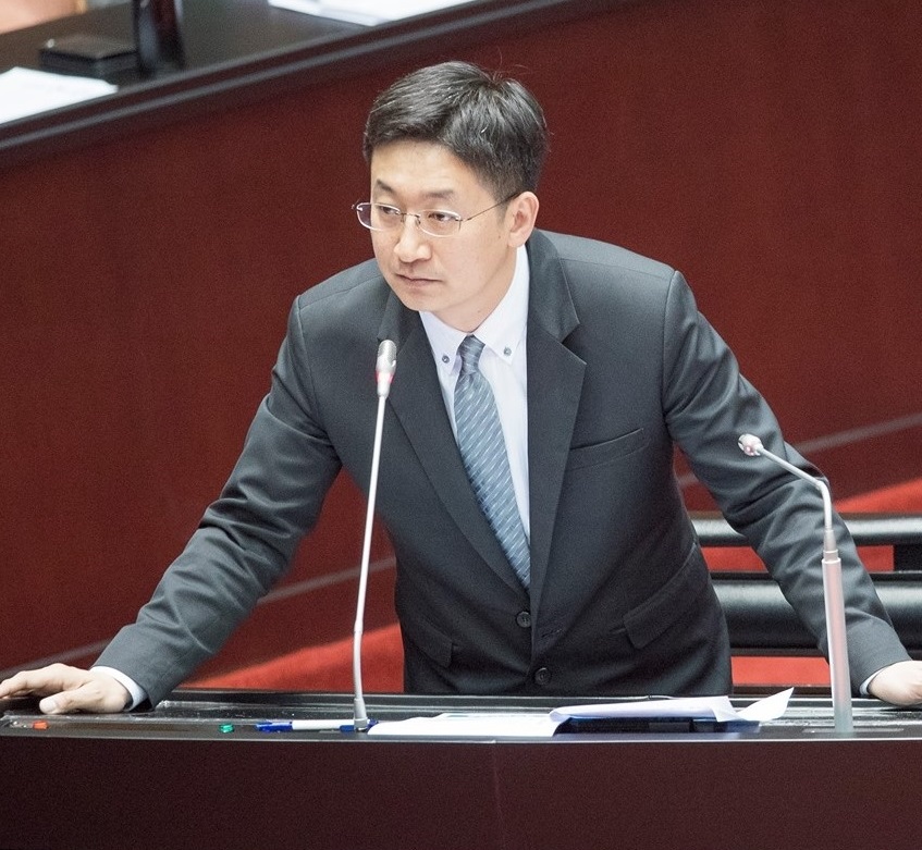 民進黨立委蔡適應今（27）日公開呼籲蔡英文總統放棄爭取2020連任。 圖：翻攝蔡適應臉書