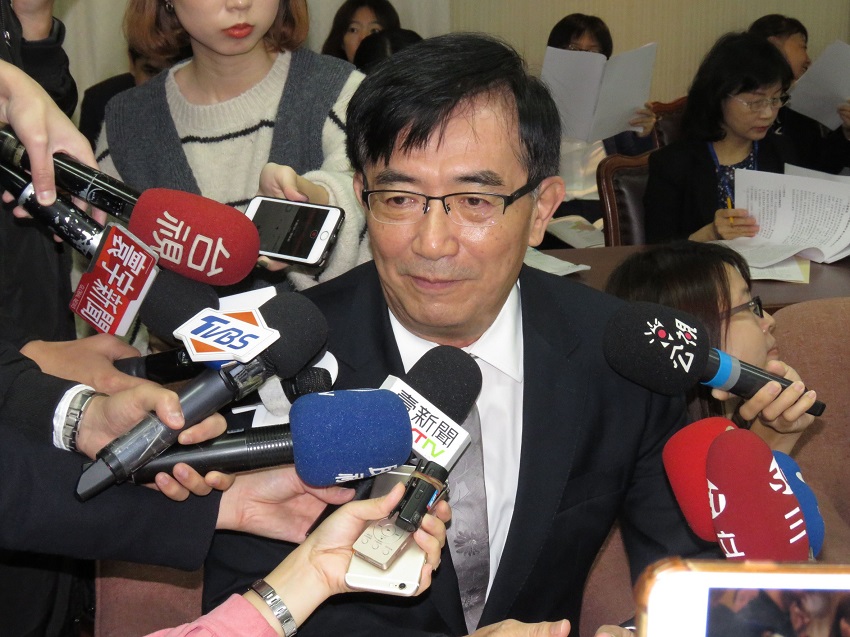立法院交通委員會今天邀請交通部就「Tourism 2020－台灣永續觀光發展策綠歷年執行成果及未來規畫說明」等議題進行專案報告與備詢。交通部長吳宏謀提前5分鐘抵達會議室。 圖：趙婉淳／攝