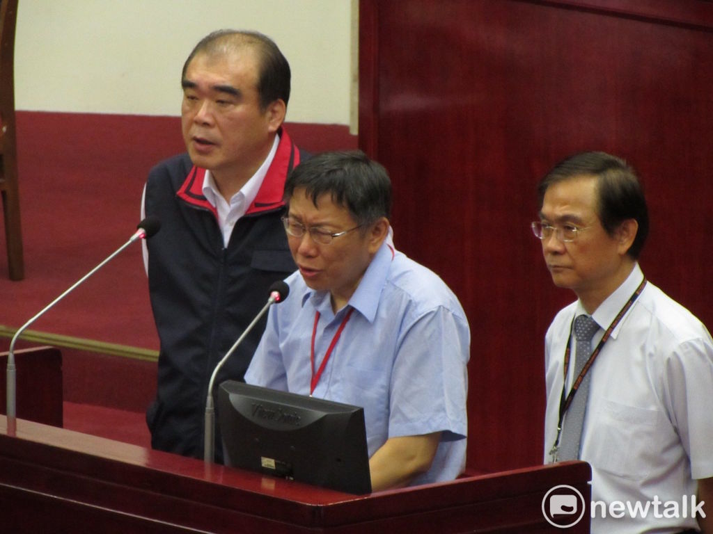 台北市長柯文哲（中）與台北市警察局前局長邱豐光（左）。 圖：新頭殼資料照片