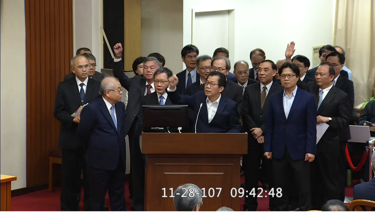 國民黨立委曾銘宗問閣員們，認為自己應該對民進黨在九合一選舉大敗負責的請舉手，結果只有環保署署長李應元、經濟部長沈榮津與農委會主委林聰賢舉手 圖：翻攝立法院網頁ivod
