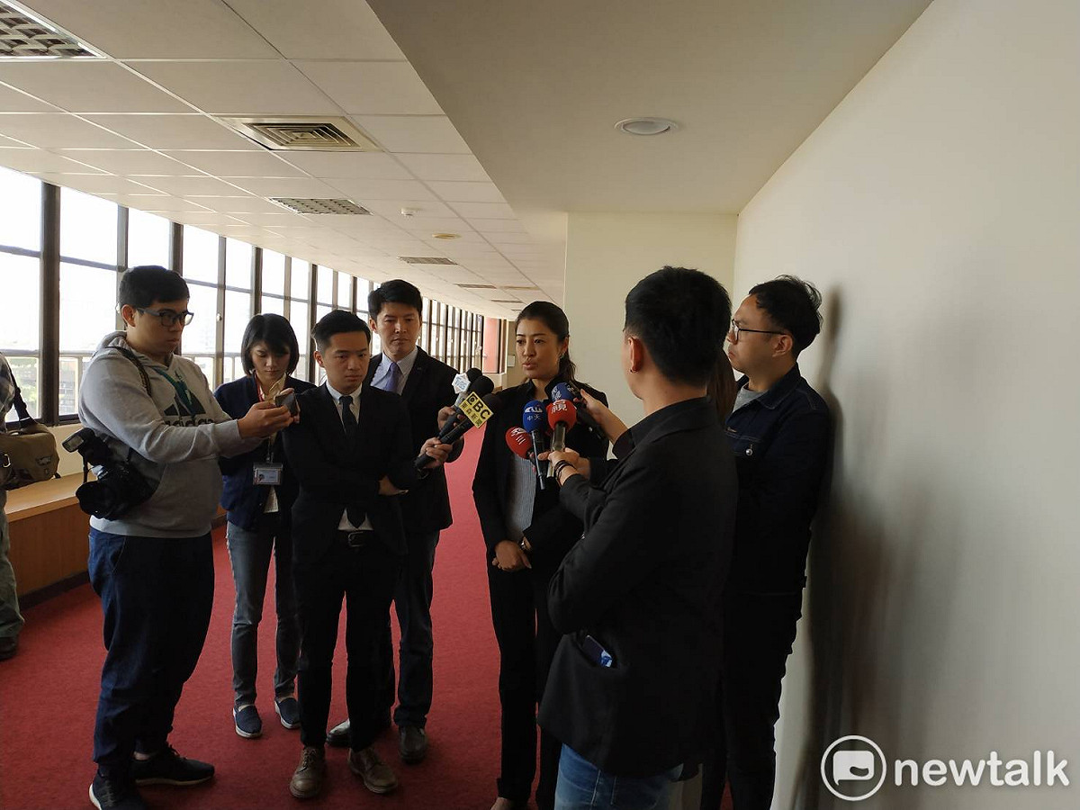 韓國瑜競選團隊發言人、藍委許淑華今天出面接受媒體訪問，談韓國瑜14年前車禍撞死人事件。 圖：趙婉淳／攝