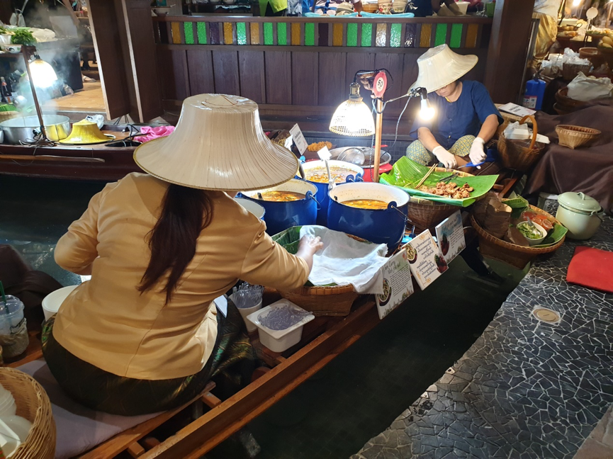傳統小吃在室內河岸邊擺攤，各式美味讓人食指大動。 圖：陳文太/提供