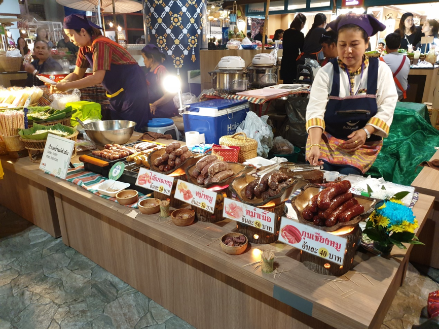 各地小吃在ICONSIAM SookSiam區一應俱全。 圖：陳文太/提供