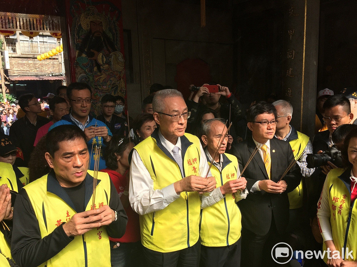 國民黨主席吳敦義今天出席艋舺青山宮繞境活動，會前先上香、獻果致意。 圖：趙婉淳／攝