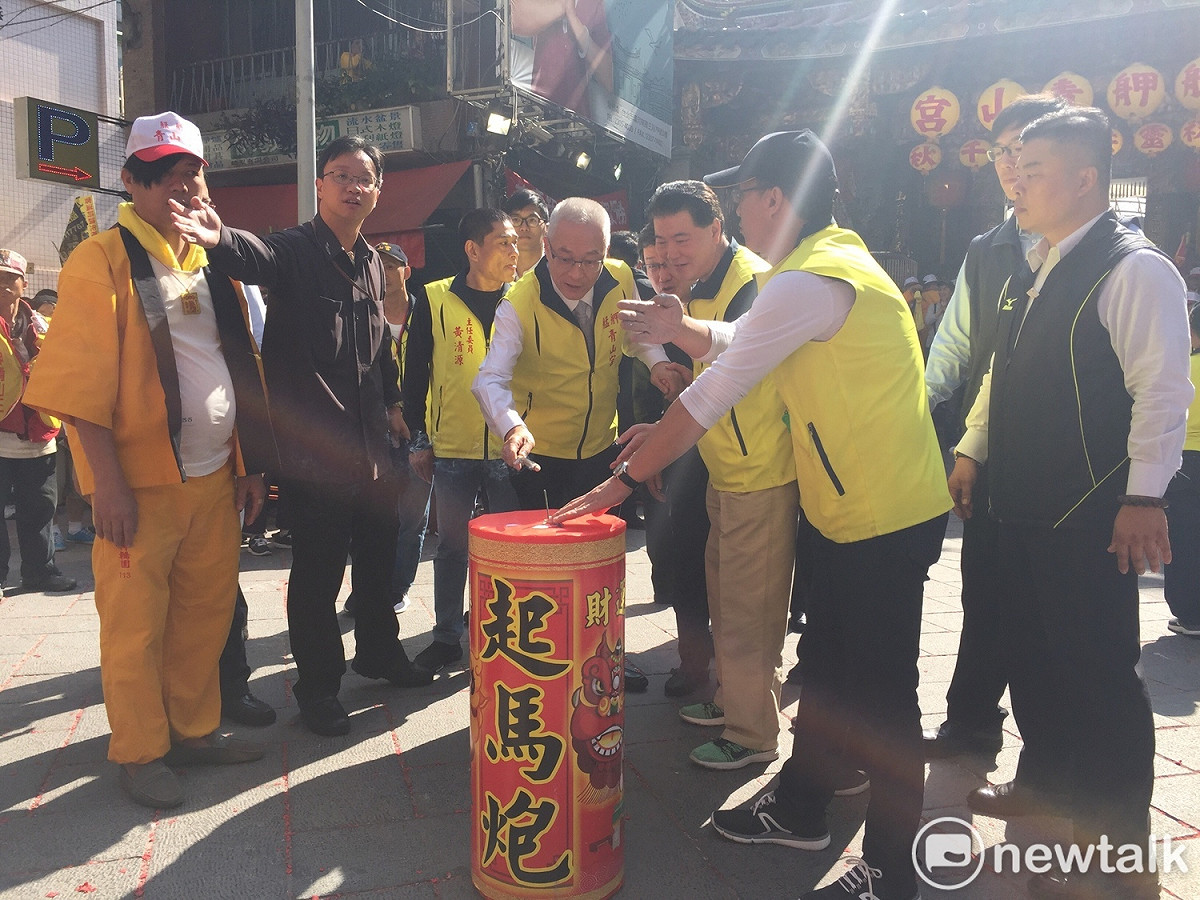 國民黨主席也點燃第一個鞭炮，震響雲霄。 圖：趙婉淳／攝