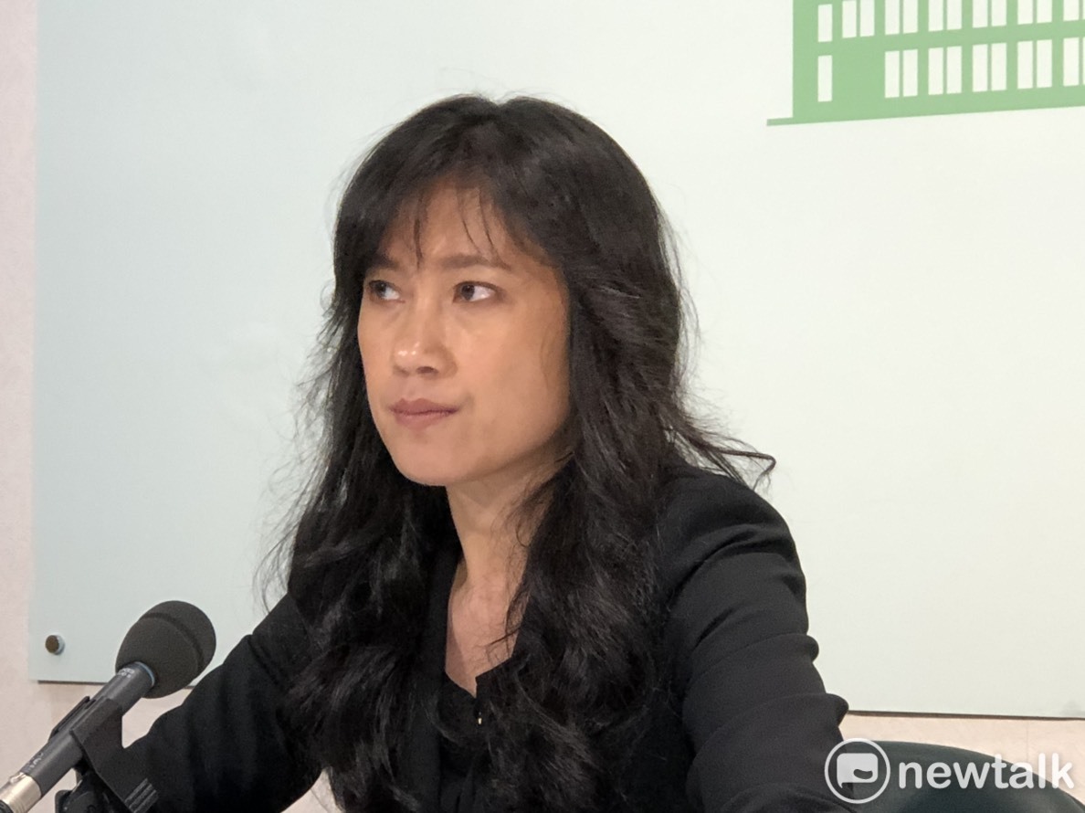 行政院發言人Kolas Yotaka指出，近日網路傳言，政府將花費500億元改版新台幣是「假訊息」。 圖：謝莉慧/攝
