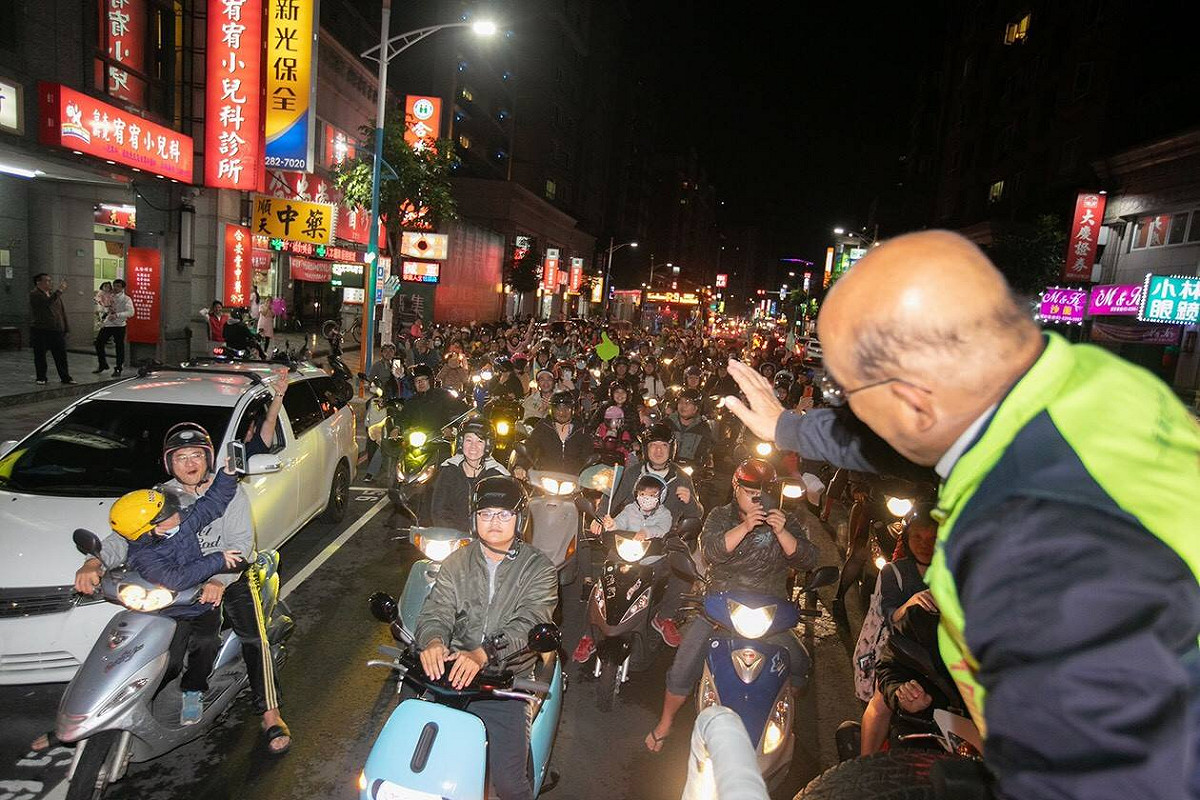 九合一大選已過五天，蘇貞昌的謝票之旅今(29)天也將在板橋做最後終結，圖為28日於蘆洲長榮路謝票場景，粉絲自組車隊跟在後頭。
 圖：擷取自蘇貞昌臉書