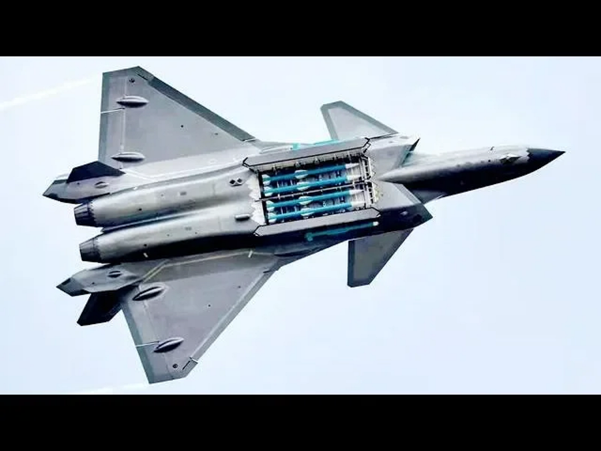 中國空軍第五代隱形戰機殲-20近日在珠海航展上亮相並作飛行表演，令中國民眾感到激動萬分的時候，俄羅斯媒體卻大潑冷水稱，殲-20配備的是第四代戰鬥機蘇-27專用的俄製AL-31發動機，「能好到哪裡去」。 圖：翻攝自Youtube