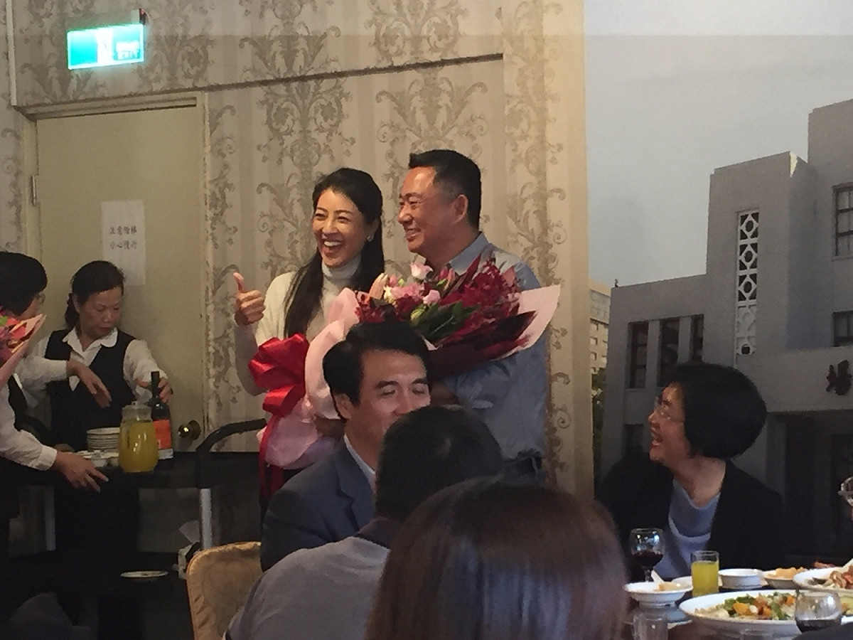 藍委送花給參與縣市長選舉的候選人。 圖：趙婉淳／攝
