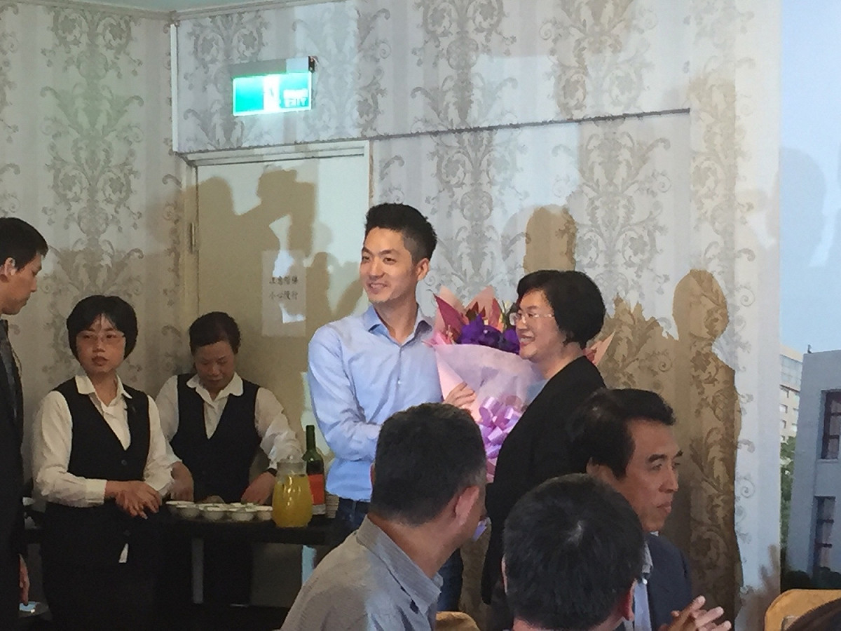 藍委送花給參與縣市長選舉的候選人。 圖：趙婉淳／攝