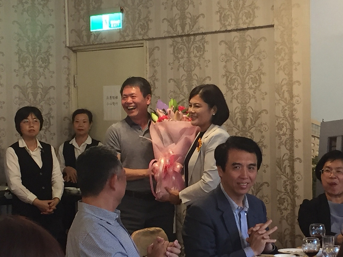藍委送花給參與縣市長選舉的候選人。 圖：趙婉淳／攝