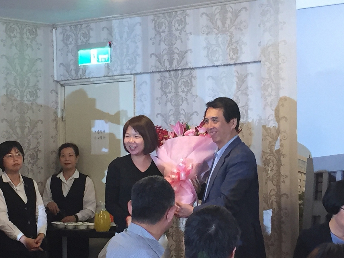 藍委送花給參與縣市長選舉的候選人。 圖：趙婉淳／攝