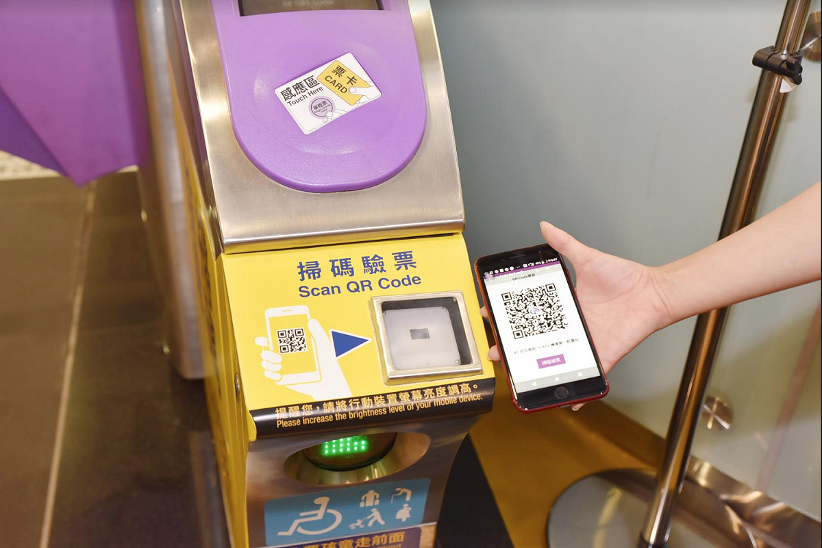 旅客只要在「桃捷TICKETS」APP中，輸入購票資訊使用信用卡付款後，即可取得QR Code輕鬆嗶進閘門。 圖：桃園大眾捷運公司／提供