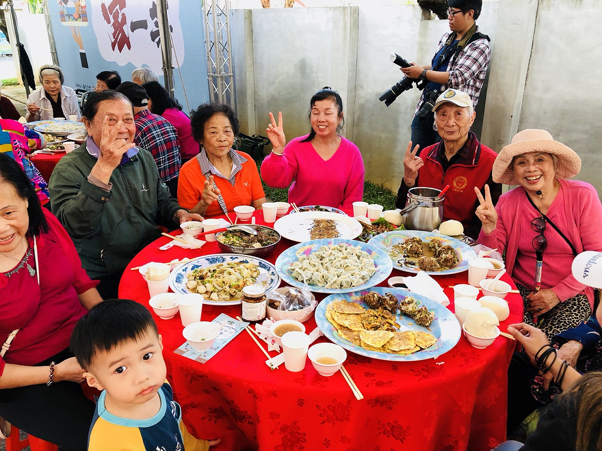 馬祖新村原住戶開心合影。 圖：桃園市政府文化局/提供