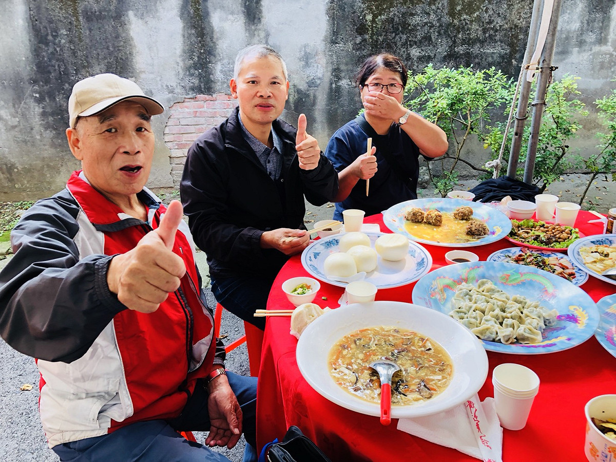 馬祖新村原住戶開心合影。 圖：桃園市政府文化局/提供