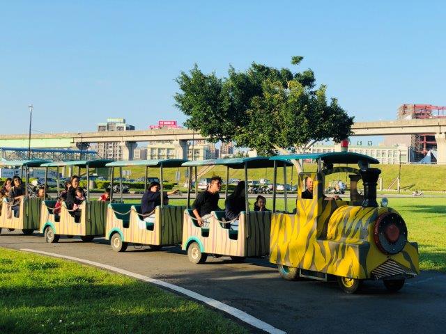 即日起至108年1月1日，新北市高灘處每週假日在大台北都會公園推出免費「幸福小火車」。 圖：新北市政府／提供