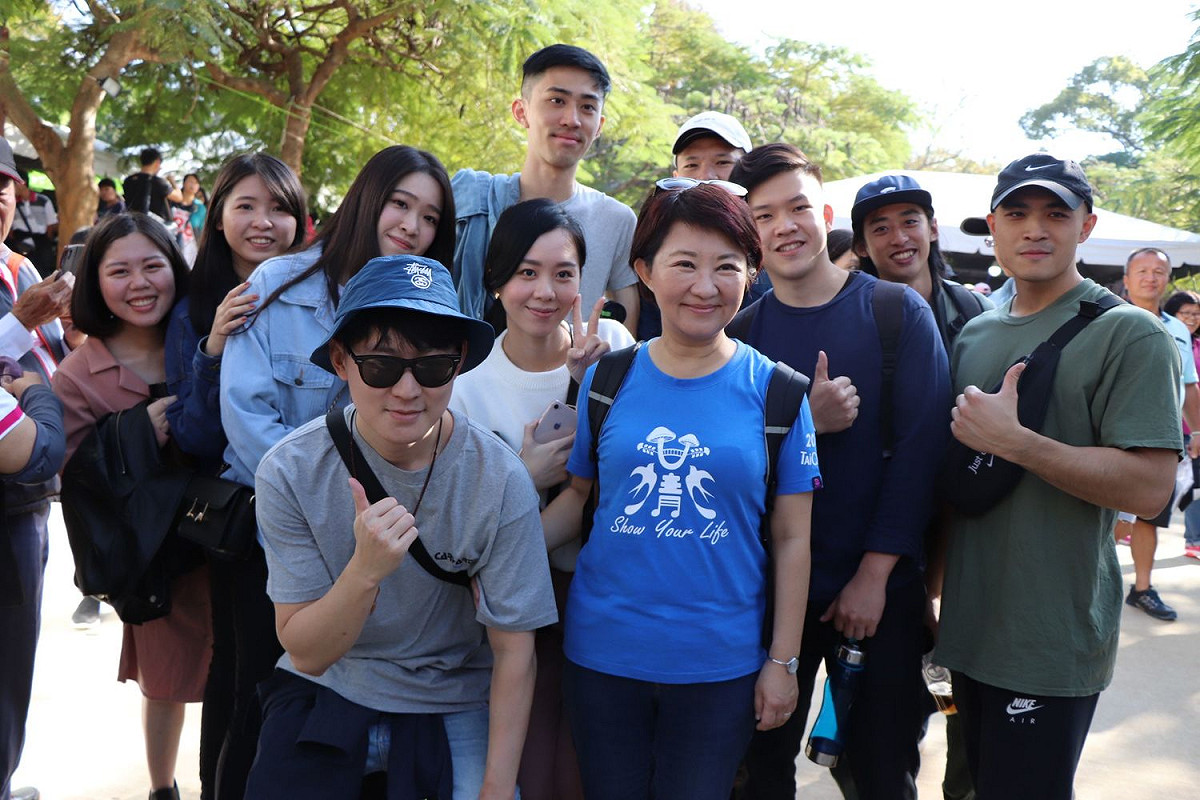 在花博園區內許多遊客競相與盧秀燕合照。  圖：盧秀燕辦公室/提供