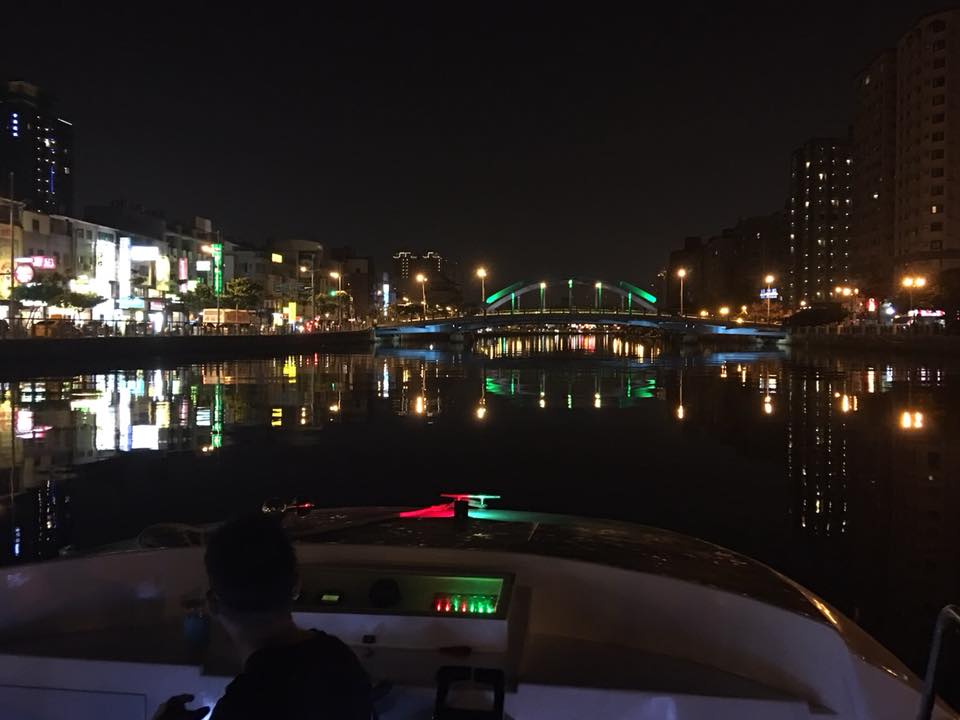 台南安平運河橋墩旁夜景。 圖：取自立驛國際安平遊港遊運河/臉書