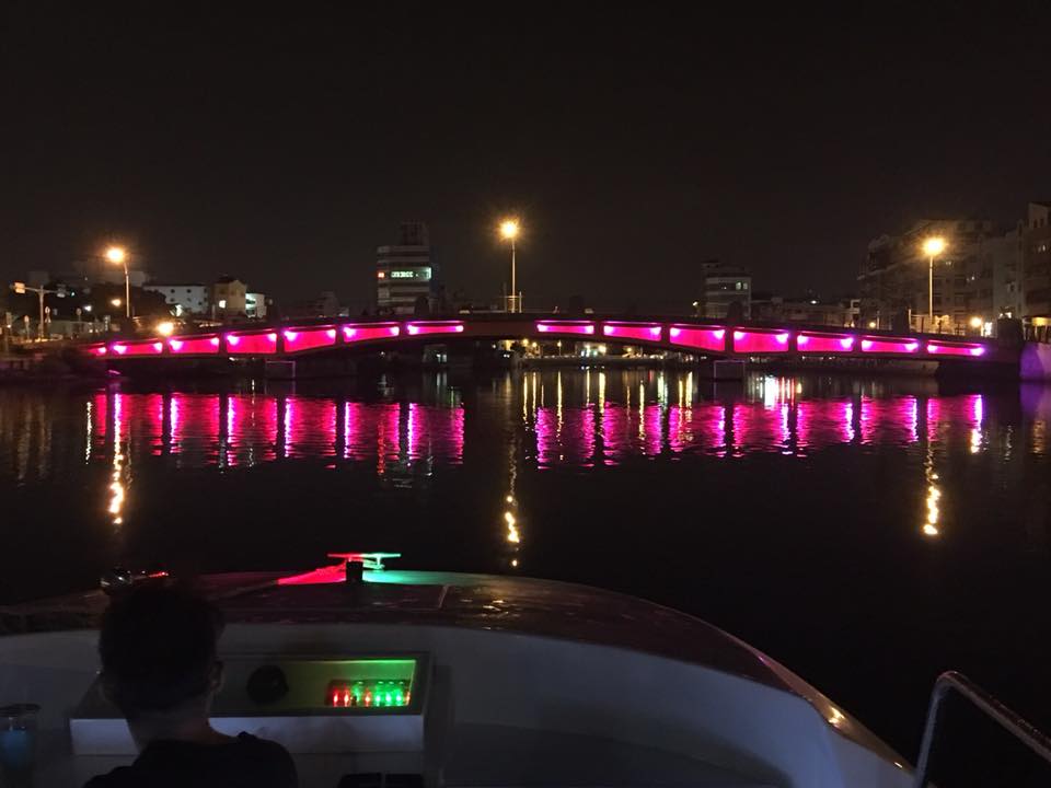 台南安平運河橋墩旁夜景。 圖：取自立驛國際安平遊港遊運河/臉書