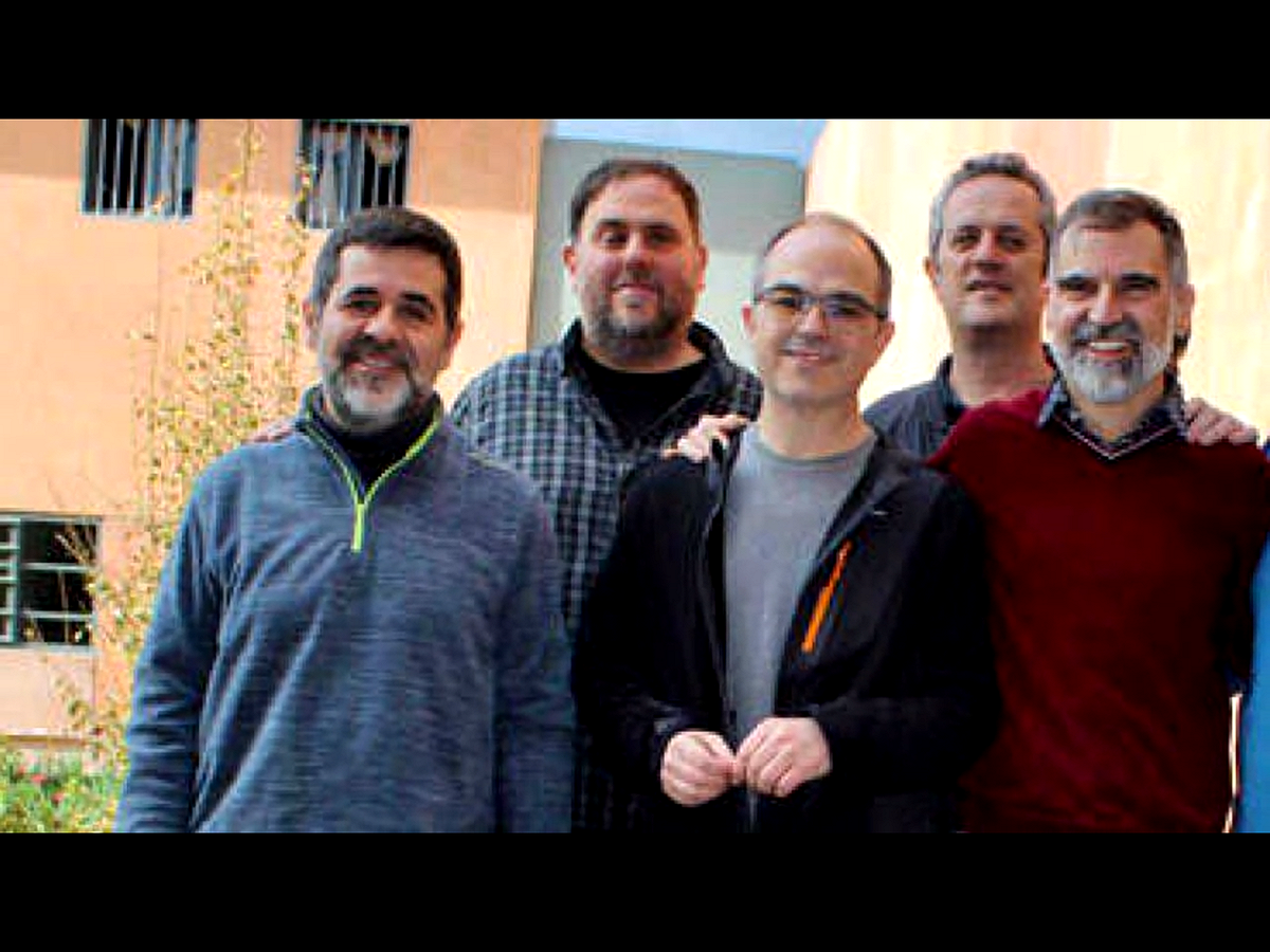 桑傑士（Jordi Sanchez，左1）和圖魯（Jordi Turull，中）所聘律師表示，這兩人已經開始絕食，抗議西班牙法院拒不處理他們就被訴案件所提起的多項上訴。 圖：翻攝自Youtube
