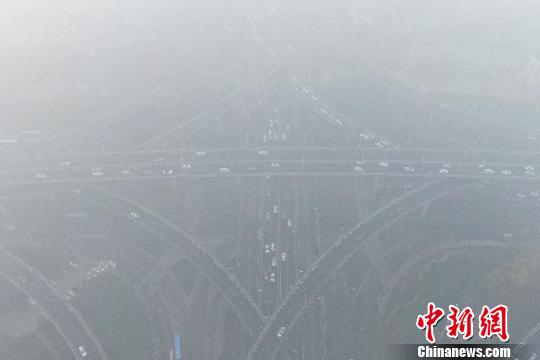 南京遭嚴重霧霾籠罩 圖/中新社