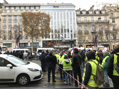 法國黃背心運動第3度在全國進行，警方事先集結在巴黎香榭麗舍大道，但暴力事件仍接連發生，比上週更激烈，原本抗議政府調漲燃油稅的訴求有失焦之虞。 圖/中央社