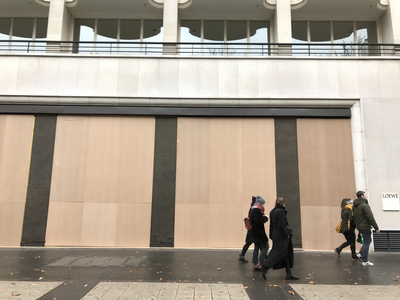 法國黃背心運動第3度在全國進行，巴黎香榭麗舍大道兩側商家擔心抗議行動再度失控，多數選擇歇業一天，並用木板封住櫥窗，以免被砸。 圖/中央社