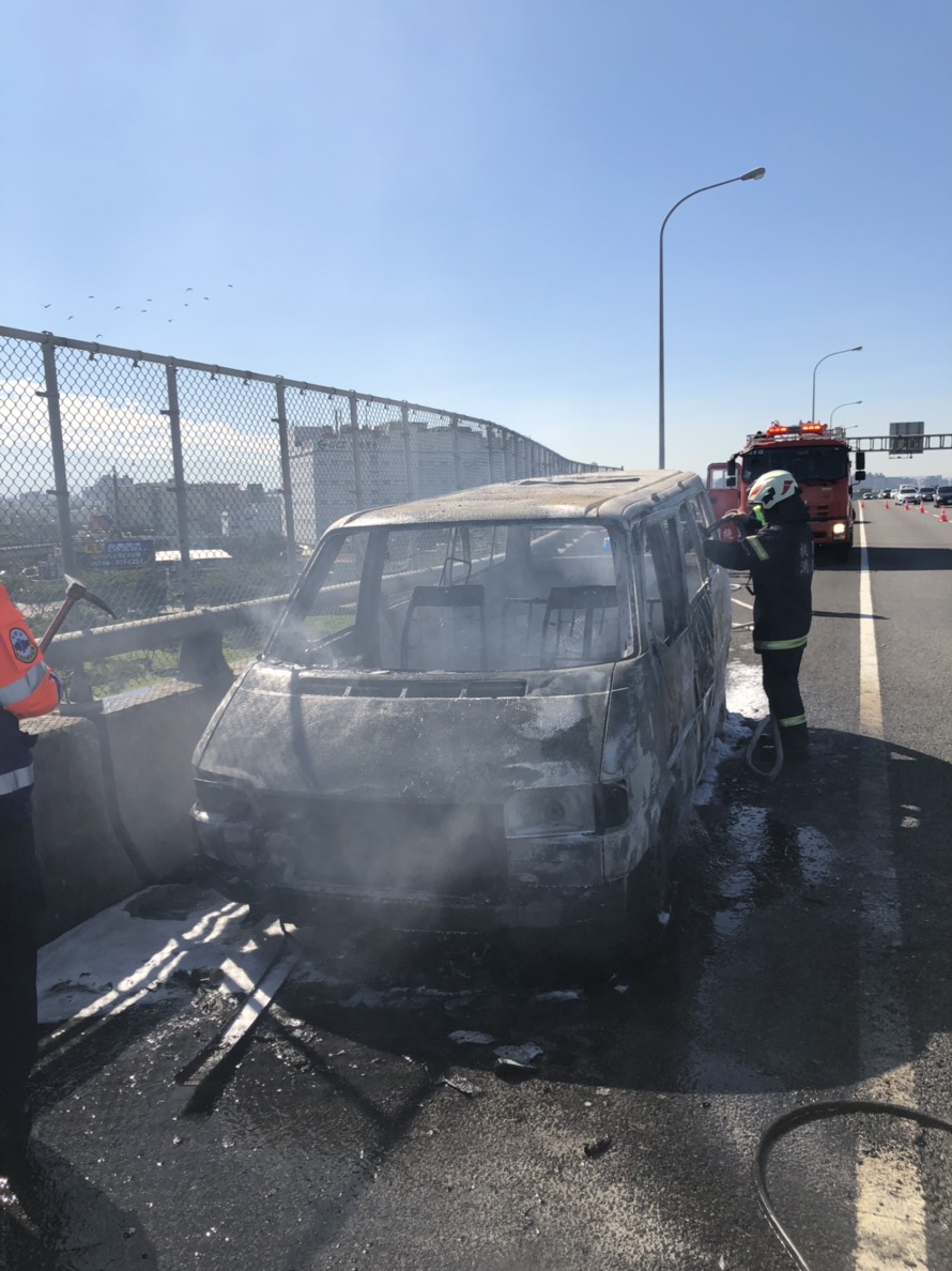 整輛車燒到只剩車殼，幸好駕駛即時逃出，並未受傷，火勢不到20分鐘即完全撲滅 圖：桃園市消防局／提供