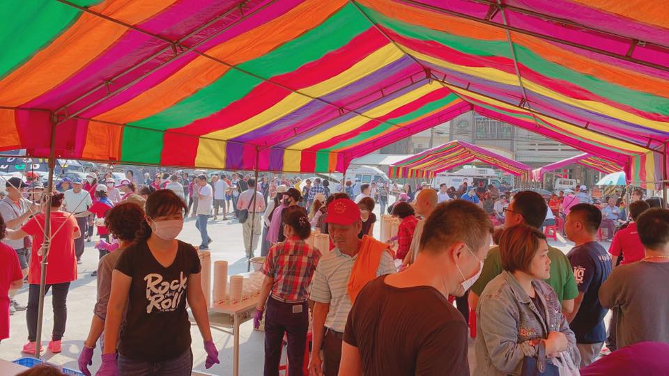 韓國瑜當選不但有雞排可以吃，今天(2日)彌陀區漁民「虱目魚伯」張文山，上午發放3000份魚丸湯，下午再加碼3000顆肉粽和1000份魚丸湯，讓大家吃得過癮。 圖：翻攝彌陀港張記虱目魚臉書