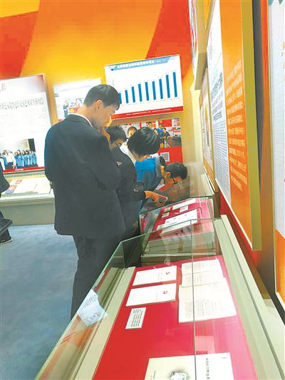 北京中國國家博物館11月25日起舉辦「偉大的變革——慶祝改革開放40週年大型展覽」，其中在「歷史鉅變」展區展出「以改革創新精神全面推進黨的建設新的偉大工程」單元，總書記習近平2012年考察河北省阜平縣時的晚餐選單、2014年考察河南省蘭考縣時的餐費收據、2015年在原梁家河大隊黨支部書記梁玉明家的午餐費用收據等票據，吸引眾多觀眾駐足。 圖：翻攝自中國紀檢監察報