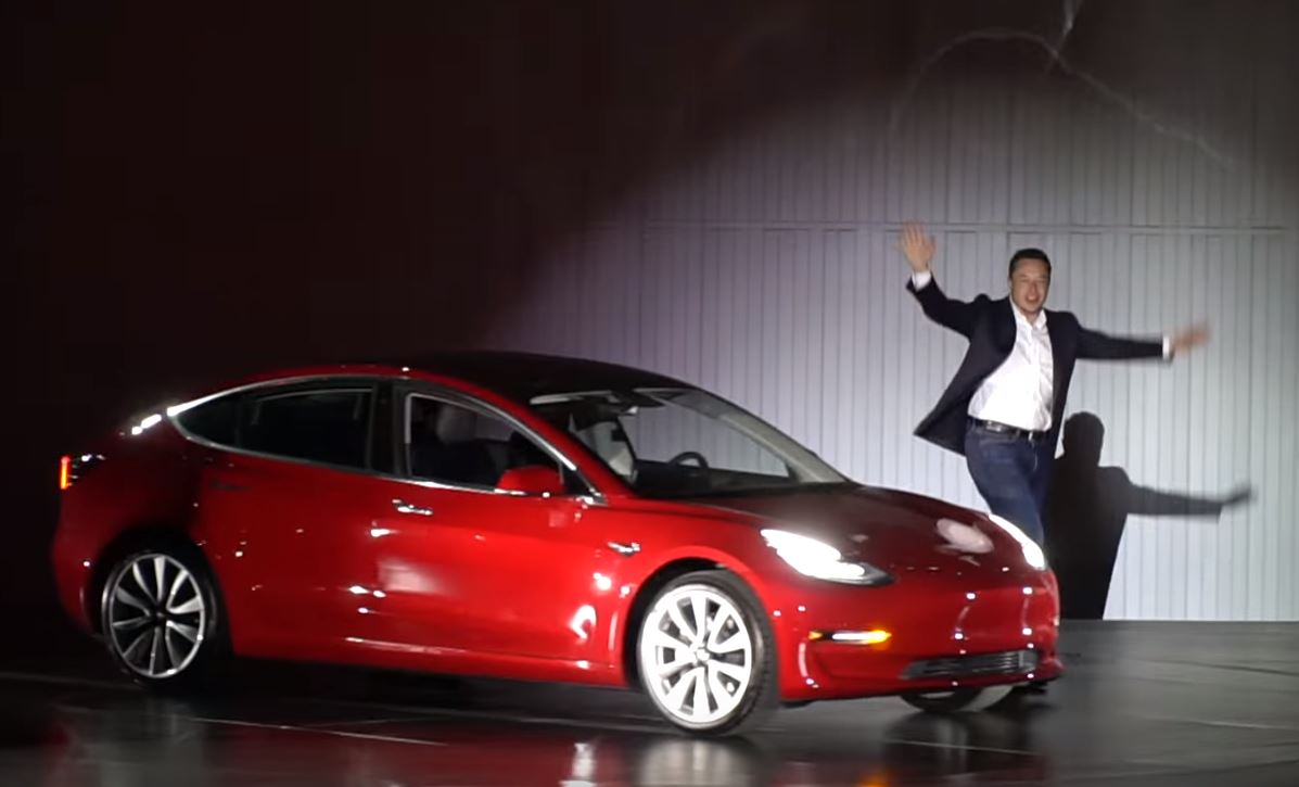 馬斯克展示特斯拉Model3。 圖 : 翻攝自cleantechnica（資料照片）