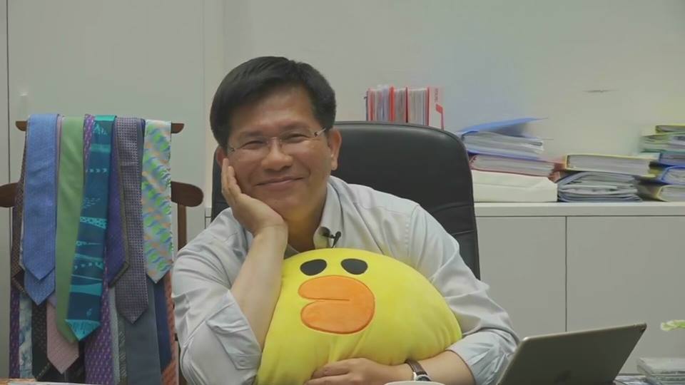 台中市長林佳龍開直播與網友互動。 圖：翻攝林佳龍臉書。