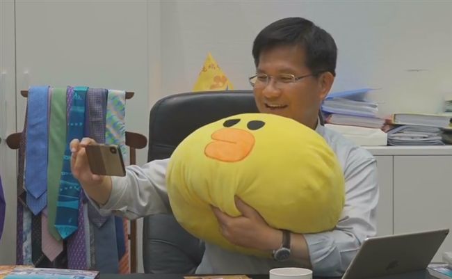 前台中市長林佳龍開直播玩自拍、與網友互動。 圖：翻攝林佳龍臉書