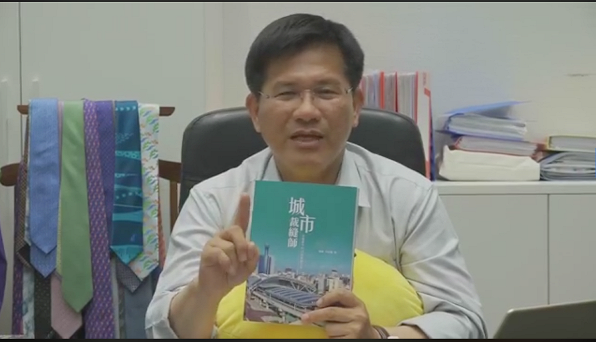 台中市長林佳龍介紹自己寫關於台中故事的書。 圖：截自林佳龍/臉書