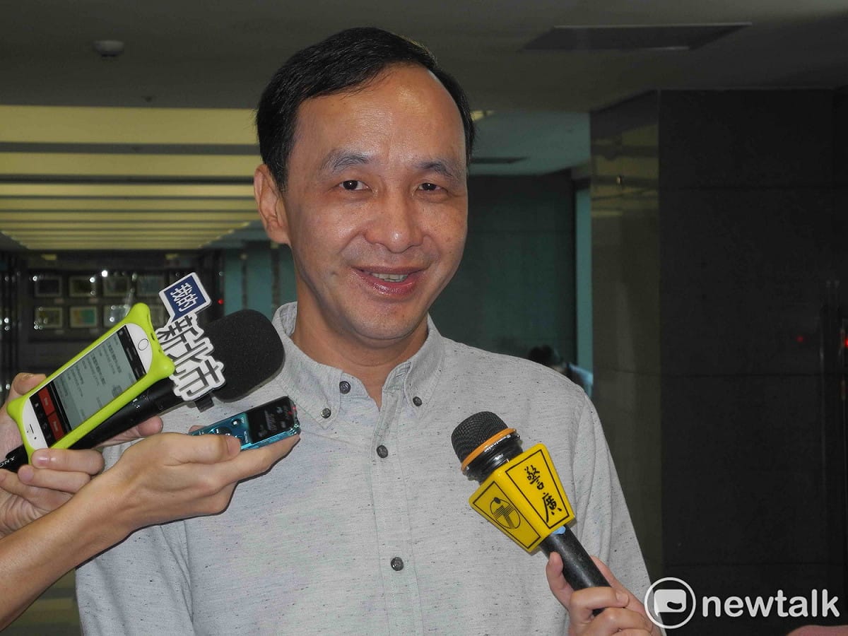 市長朱立倫今天被訪問侯友宜小內閣人事，仍微笑不漏口風。 圖：王峻昌 /攝