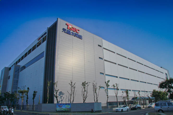 太陽能廠元晶董事長廖國榮表示，若躉購費率維持草案不變，未來不排除淡出台灣市場。 圖 : 翻攝自104人力銀行